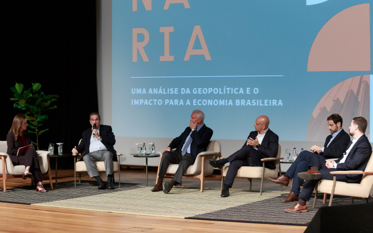 Reunião plenária realizada no fim de agosto Reunião plenária realizada no fim de agosto