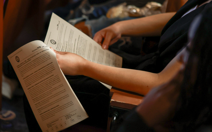 Durante a palestra, jovens puderam ter contato com um documento de convenção coletiva (Imagem: Edilson Dias)