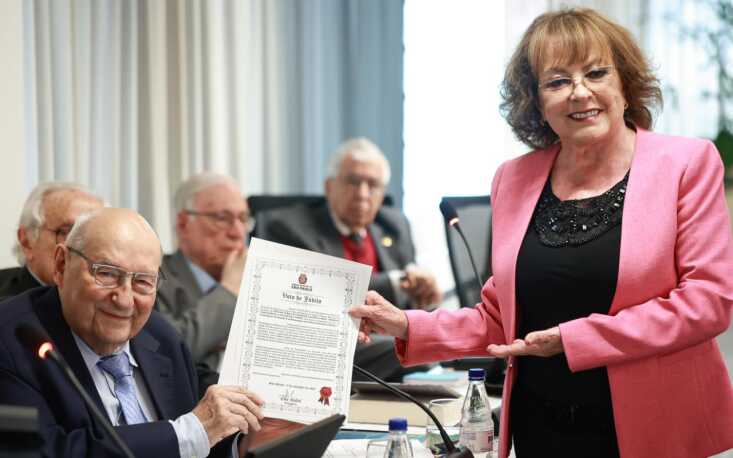 Vereadora Edir Sales entrega a Ives Gandra Martins a láurea da Câmara Municipal paulista (Imagem: Edilson Dias)