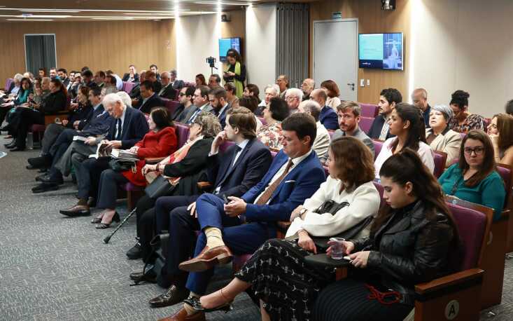 A plateia do auditório recebeu convidados ilustres de diversas áreas do conhecimento (Imagem: Edilson Dias)